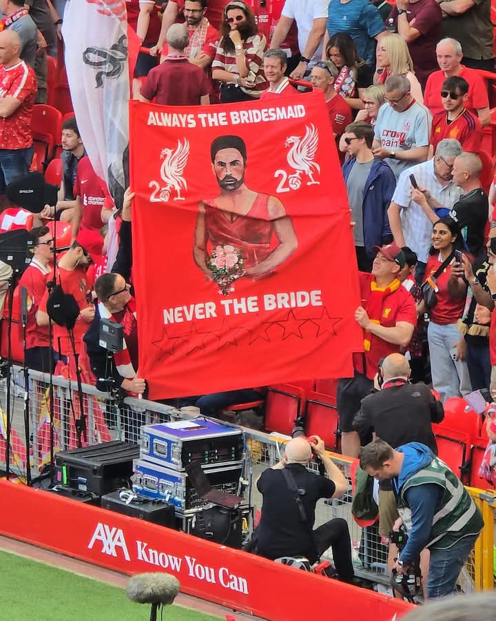 Spanduk fans <a href="/LFC/">Liverpool FC</a> di Stadion <a href="/thisisanfield/">This Is Anfield</a> saat melawan <a href="/Arsenal/">Arsenal</a> malam ini:

"Jadi pengiring pengantin terus, tapi gak pernah jadi pengantinnya"

Kata gue, Arsenal ngejagain 'jodoh' (baca: trofi) orang lain melulu, tapi gak pernah dapet 'jodoh' tersebut setelah musim 2003/2004.