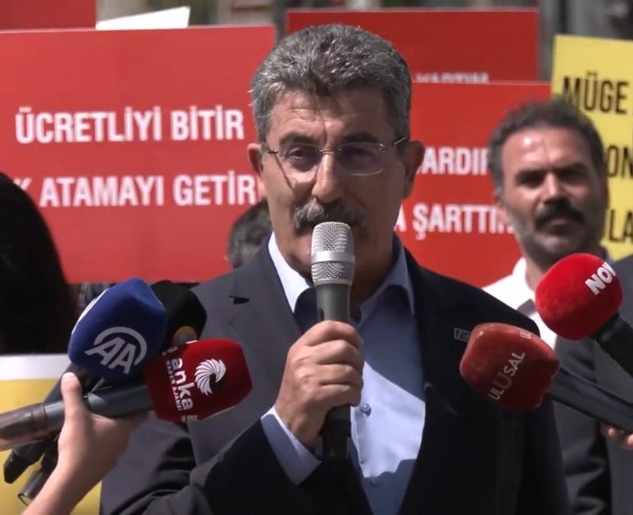 Apartiegitim's tweet image. Kontenjan mağduru öğretmenlerimize destek için Genel Başkan Yardımcılarımız Sn. Ayhan Erel ve Sn. Hayati Çetin, MYK Üyemiz Ali Çelik, Genel Başkan Danışmanımız Sn. Murat Tekin ve kurucularımızdan Elif Tükenmez Ulus Meydanı’ndaydı.