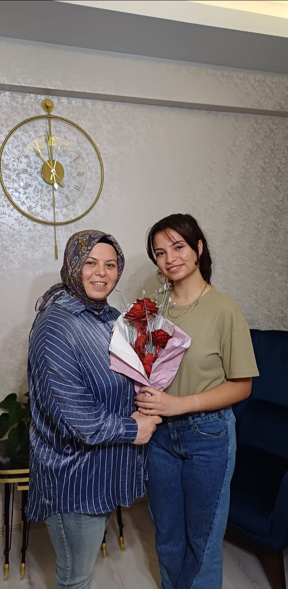 acefen03's tweet photo. Öğrencilerimiz annelerinin bu özel günlerini kutlamayı unutmadı. Tüm annelerimizin anneler günü kutlu olsun 🌸🍀

@DervisOzcal 
@ilce_milli 
@nebioglu_gokhan https://t.co/yg5qa6xMOe