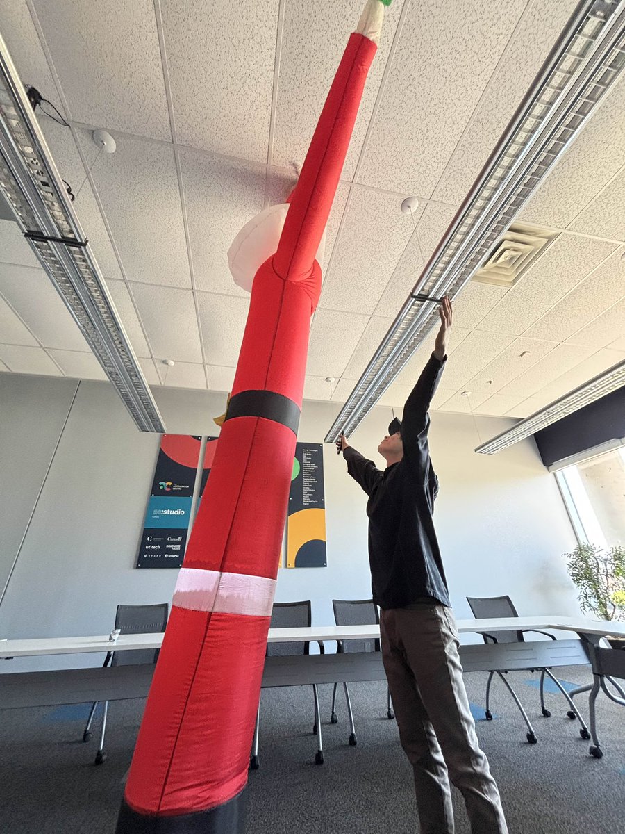 casperkeyidong's tweet image. Tip for gorilla marketing if you need it. Post Christmas inflatables are like 30$ snag the 12 foot Santa if you can and stick a QR code on it 🗣️ @socraticainfo