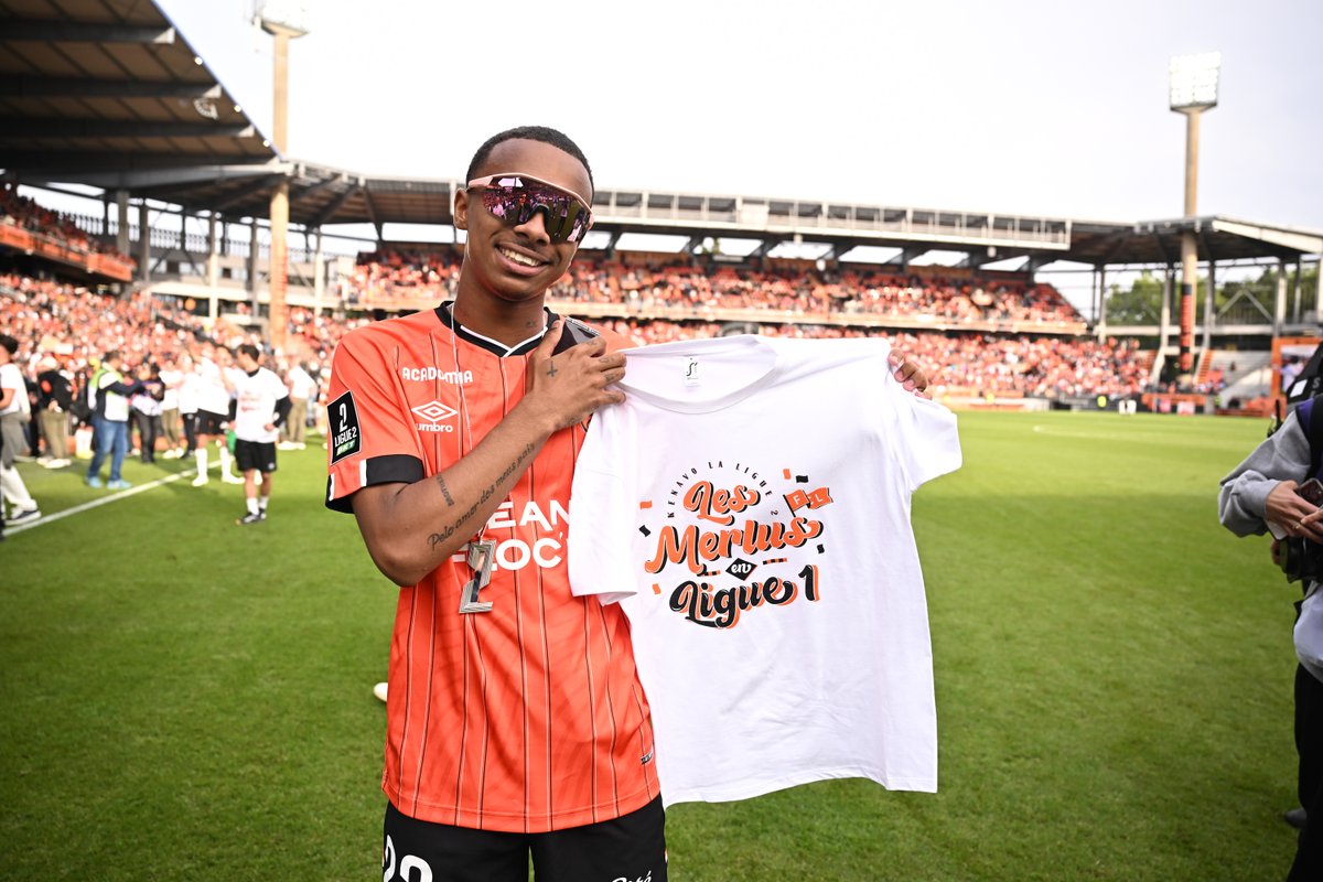 ActuFoot_'s tweet image. 🚨 OFFICIEL ! Éli Junior Kroupi 🇫🇷 (FC Lorient) est élu "𝗠𝗘𝗜𝗟𝗟𝗘𝗨𝗥 𝗝𝗢𝗨𝗘𝗨𝗥" en Ligue 2 cette saison aux trophées UNFP ! 🎖️🧡

𝗠𝗘𝗜𝗟𝗟𝗘𝗨𝗥 𝗕𝗨𝗧𝗘𝗨𝗥 𝗗𝗨 𝗖𝗛𝗔𝗠𝗣𝗜𝗢𝗡𝗡𝗔𝗧 𝗔𝗩𝗘𝗖 𝟮𝟮 𝗕𝗨𝗧𝗦 ⚽️

À 18 ans, il s'envole maintenant pour la Premier League…