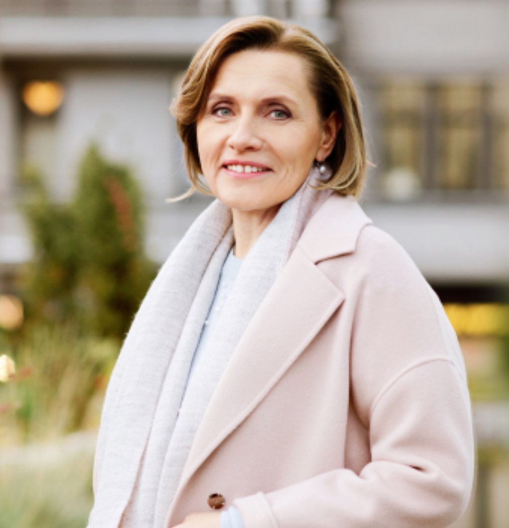 Mīļā Ilze, man Tevis ļoti pietrūks.💔

Paldies Tev par to, ka biji blakus. 

Mūsu sirdīs Tu paliksi vienmēr - gaiša, sirsnīga un spēcīga.

Visdziļākā līdzjūtība tuviniekiem, draugiem un mīļai, mīļai Anniņai. 

Lai Tev tur gaiši un viegli, mīļā Ilze.

(Foto Žurnāls Santa)