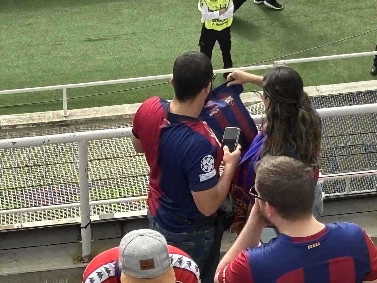 Antoni Bassas (@antonibassas) on Twitter photo Escenes de Montjuïc a la mitja part, amb un <a href="/FCBarcelona/">FC Barcelona</a>- 4- <a href="/realmadrid/">Real Madrid C.F.</a> Madrid 2 al marcador. Escenes de Montjuïc a la mitja part, amb un <a href="/FCBarcelona/">FC Barcelona</a>- 4- <a href="/realmadrid/">Real Madrid C.F.</a> Madrid 2 al marcador.