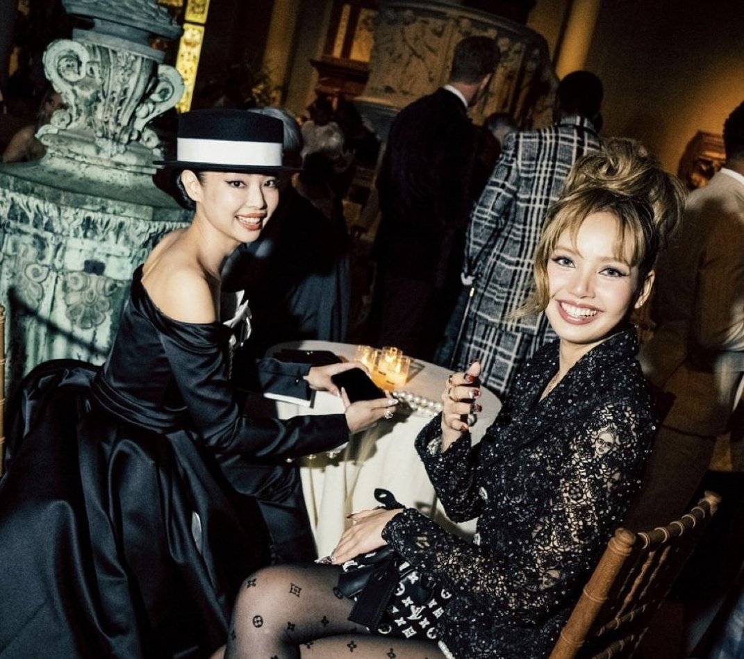 JENNIESOURCES's tweet image. JENNIE with Lisa at the Met Gala♡