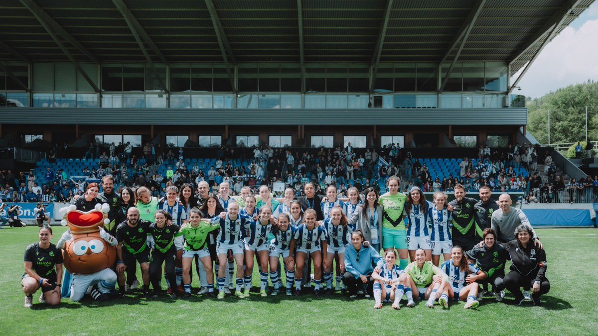 Foto de familia para el fin a la temporada, la próxima con bastantes caras nuevas.
Denboraldi amaierarako familia argazkia, hurrengo denboraldian aurpegi berriak ikusiko dugu.

Real Sociedad 4⃣ ➖ 2⃣ Granada
⚽️⚽️ #Amaiur
⚽️ #Cahynova
⚽️ #Lavogez

#RealSociedadFEM #GoazenNeskak