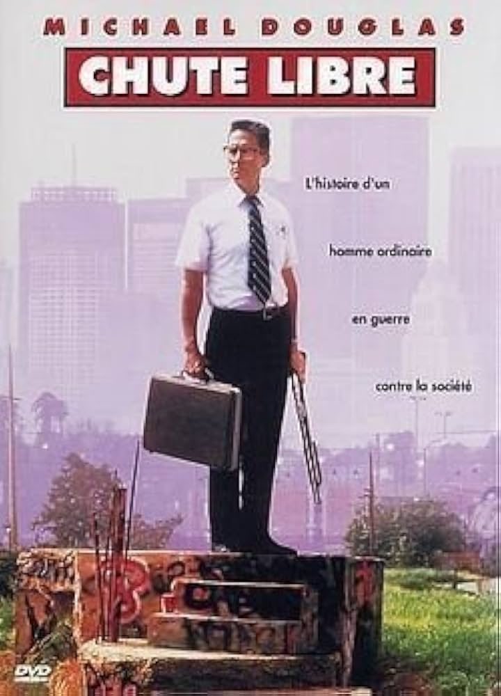 Coincé dans sa caisse en plein cagnard un homme s’agace dans un embouteillage. Quelques minutes plus tard Michael Douglas veut un petit déj’ au MacDo mais il est trop tard. Du coup il s’énerve et sort son gun. Va-t-il tout faire péter avec son bazooka, même son slip?