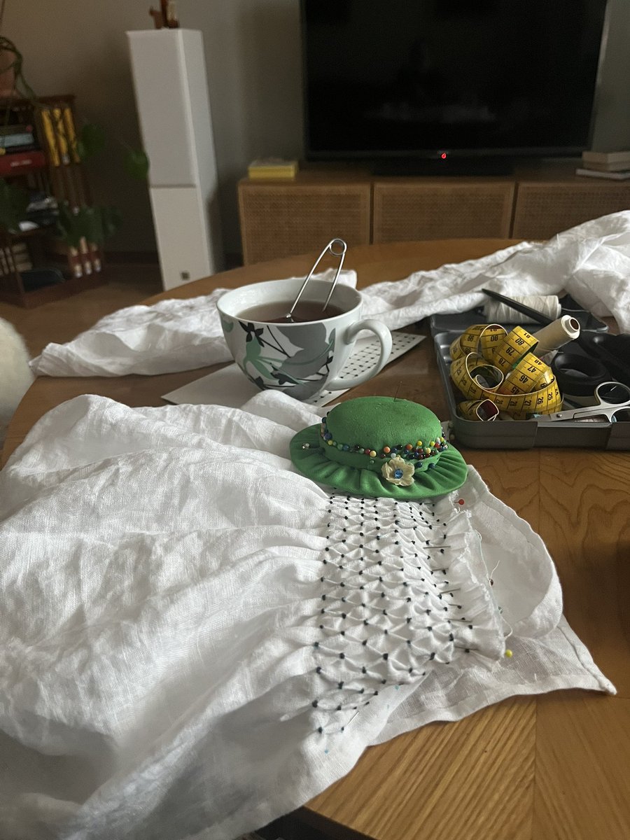 Nytt sömnadsprojekt, smockat förkläde till jubileumsfesten där jag ska vara med och laga mat till ca 50 personer över öppen eld.