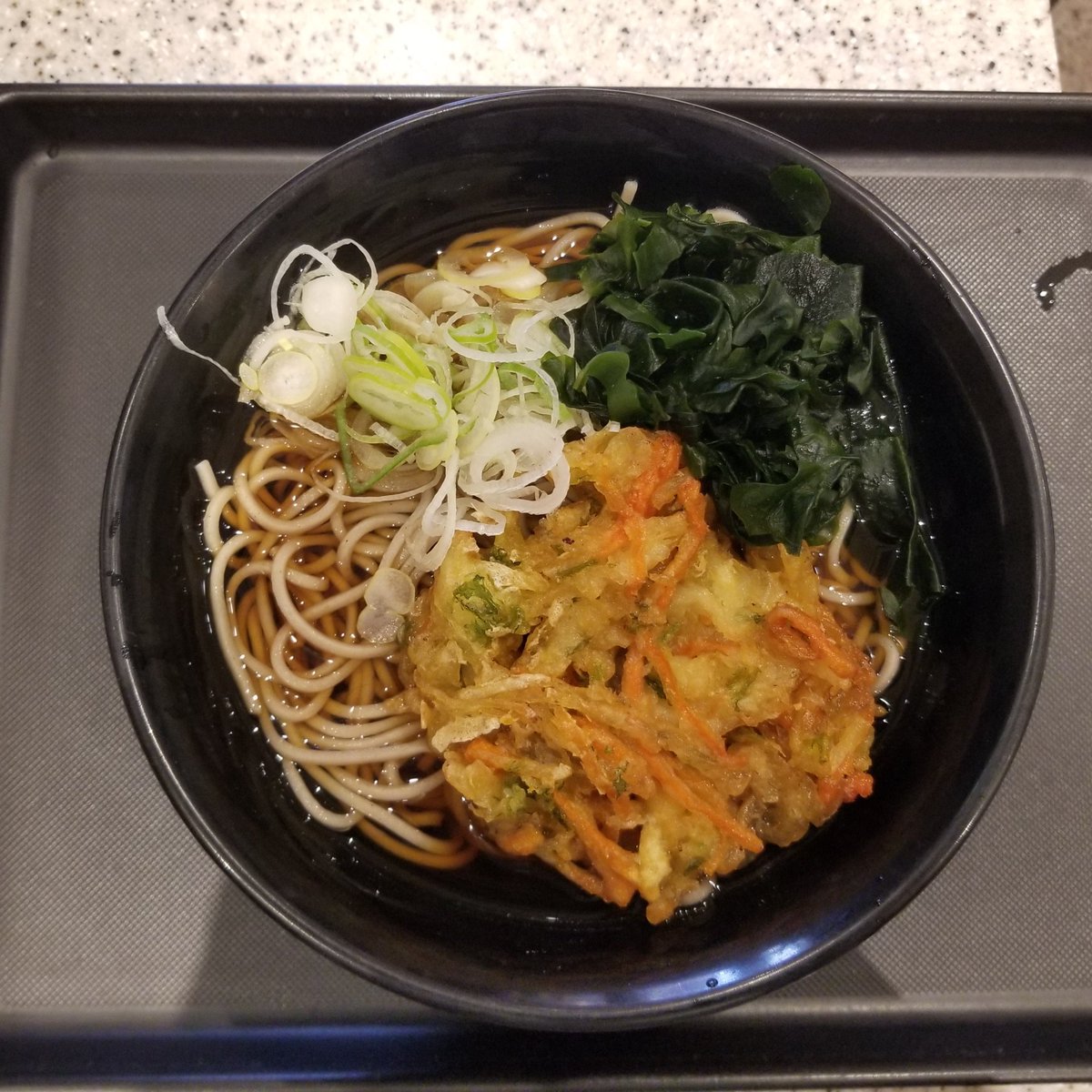 先日のお昼に北千住の富士そばへ。

かき揚げが時間が経ってたのか小さくしんなりしていました。
その代わりかわかめがたくさん入っていて美味しかったです。