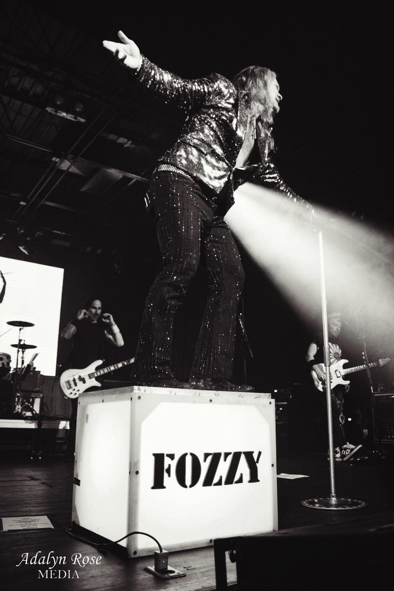damthatrivcr's tweet photo. yeah, i’m obsessed with being in the photo pit https://t.co/DEhUcGRJOc