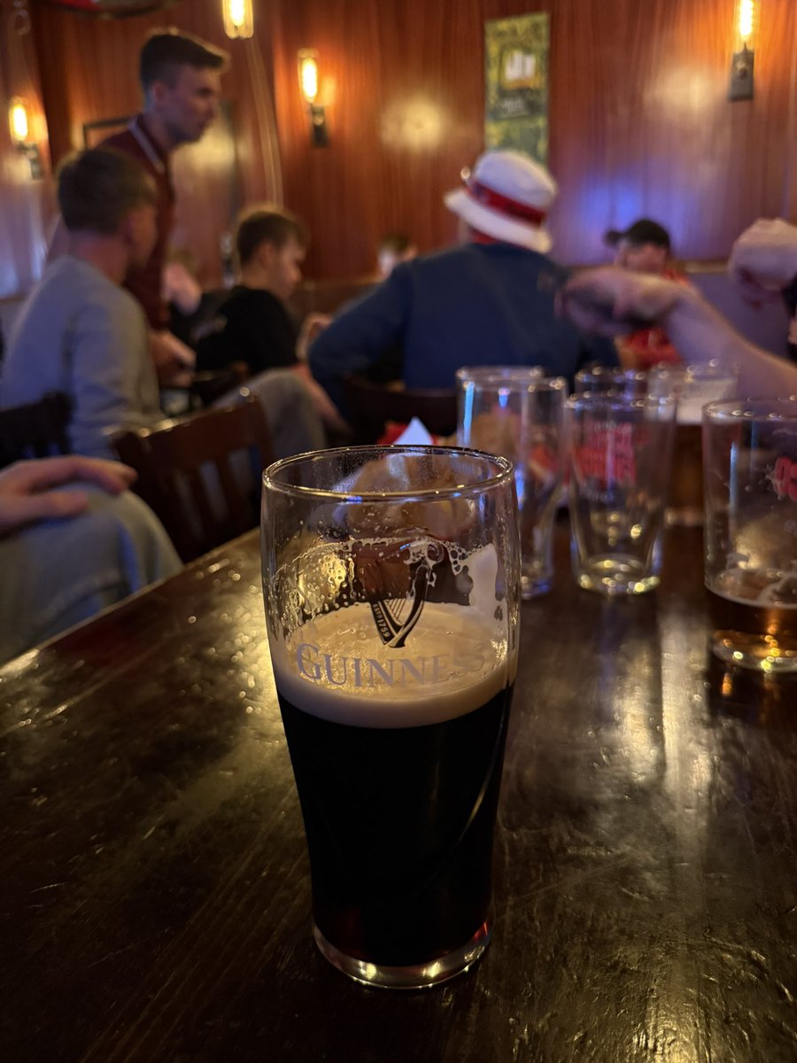 7-8 Guinness (ingen splitta) fredag, Holmenkollstafetten lørdag, kampdag søndag. Definisjon av fasit helg. EYA!