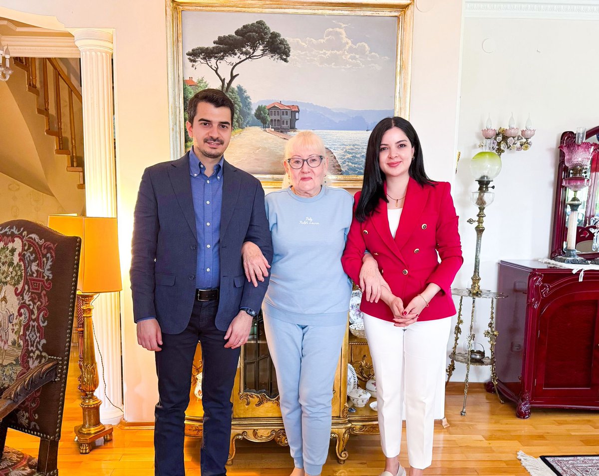 Anneler Günü vesilesiyle, iki yıl önce aramızdan ayrılan Çankaya’mızın kurucu Belediye Başkanı Erdoğan Yavuzlar’ın kıymetli eşi Emel Yavuzlar’ı eşimle birlikte ziyaret ettik.

Tüm annelerimizin Anneler Günü kutlu olsun.