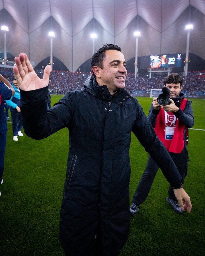 والله مدرب ظلم من جمهور برشلونة 
مدرب استلم فريق من مركز عاشر 
الموسم اللي بعده حقق لهم بطولة 
وطلع لهم لاعبين من الاكاديمية هم الان اساس الفريق 
والابطال كلها طلع منها بسيناريوات تقهر 
واسلوب لعب يبين لك انه مدرب عظيم 
اخخخ بس لو يدرب تشيلسي