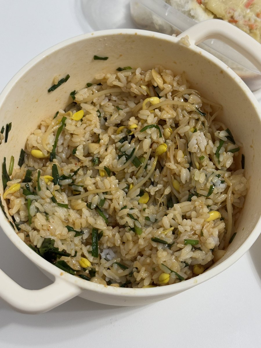 너무 간단하고 맛있고 속 편하고 건강해서
자주자주 먹게되는 콩나물밥🍚 (존맛) 

전자렌지 식기에
밥 + 콩나물 
뚜껑이나 랩 씌워 구멍 뚫고
전자렌지 5분 

소스넣고 먹으면 끝😳

~소스 레시피~

잘게 다진 부추 (생략가능)
진간장 2🥄
다진마늘 0.5🥄
알룰로스 0.5🥄
고춧가루 1🥄
참기름1 🥄