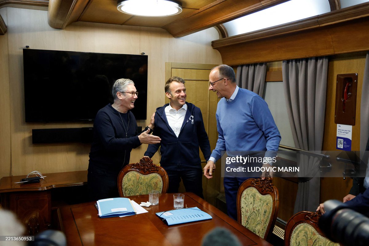 ClownWorldYT1's tweet photo. HIGH Quality Photos:

Starmer, Macron &amp; Merz on the "Cocaine Train"?

Or a tissue on a table? https://t.co/Cu3WGo1E0e