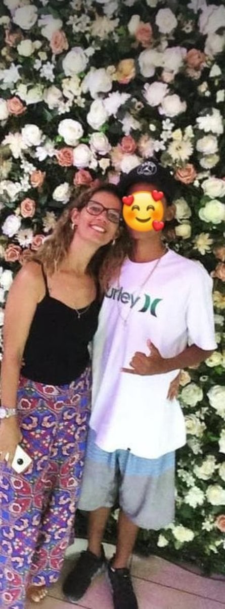 Dinheiro vem e vai, mas o mais importante nessa vida sempre será a família ❤️ 
Feliz seu dia minha rainha 👑❤