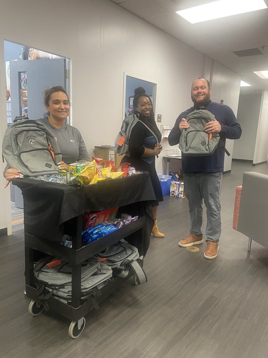 Day 5 of Teacher Appreciation. Snacks and Bengal backpacks. A perfect end to a perfect week🧡🤎