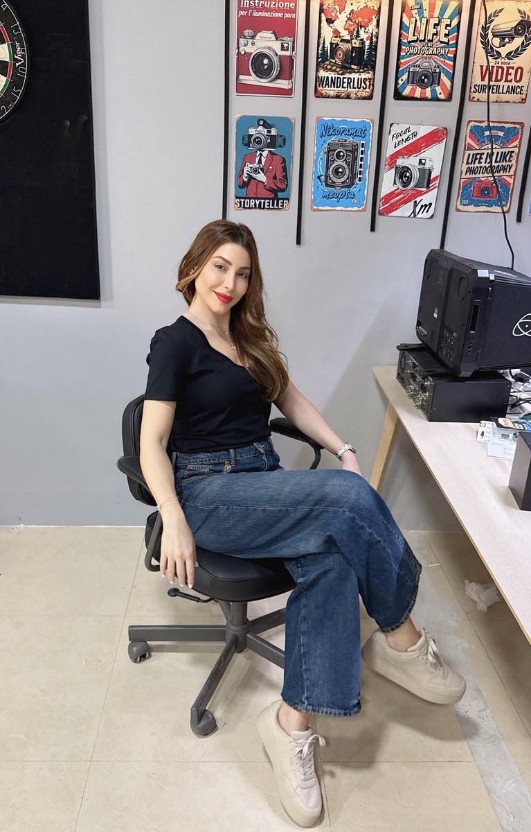 حتى أنا ومشغوله بتسجيل اغاني ألبومي الجديد بالاستديو، بس ما رح يمنعني عن متابعة الكلاسيكو😍 
وانتظروا منّي ألبوم أقوى من الاكلاسيكو😂👍🏻😌
توقعاتكم شو لليوم🙄؟
#الكلاسيكو #برشلونة #ريال_مدريد #يارا 
Waiting for El Clasico💙❤️😌
#clasico #time #match #viscabarça #barcelona