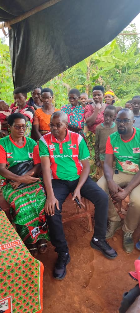 EdouardNsabima2's tweet photo. #Mwaro ,ubuserukizi bw'umugambwe @CnddFdd
Muri rwarukurikirane rwo kugendera imitumba n'amanama nshingiro ,abagize ubuserukizi @CnddFdd bari bagiye gushikiriza ingoro y'uwo mugambwe iri kumutumba gitunga ,zone #Muyebe,hari muntumbero yo guteguraneza amatora twimirije # https://t.co/KlhOgXWjRJ