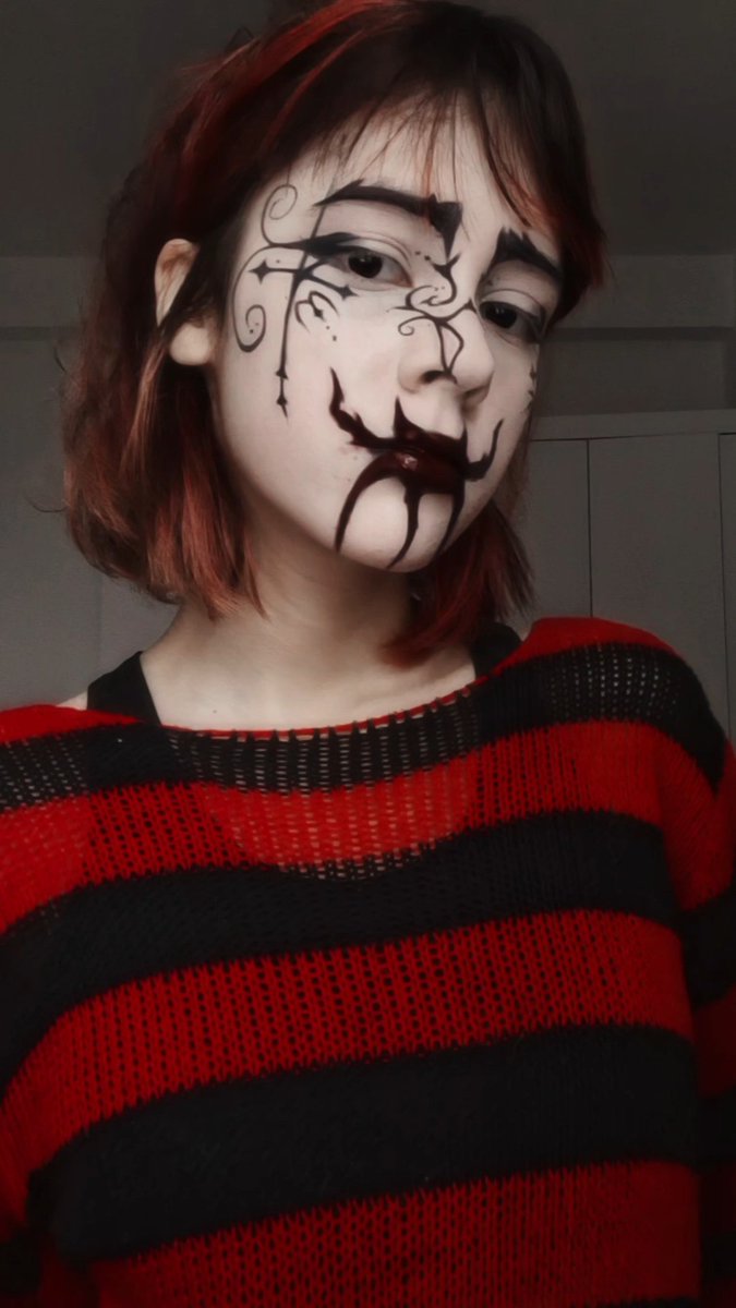ghostsmiko's tweet photo. Não posso fazer loucuras reais então eu fiz maquiagem artística https://t.co/jA3MfsAot7