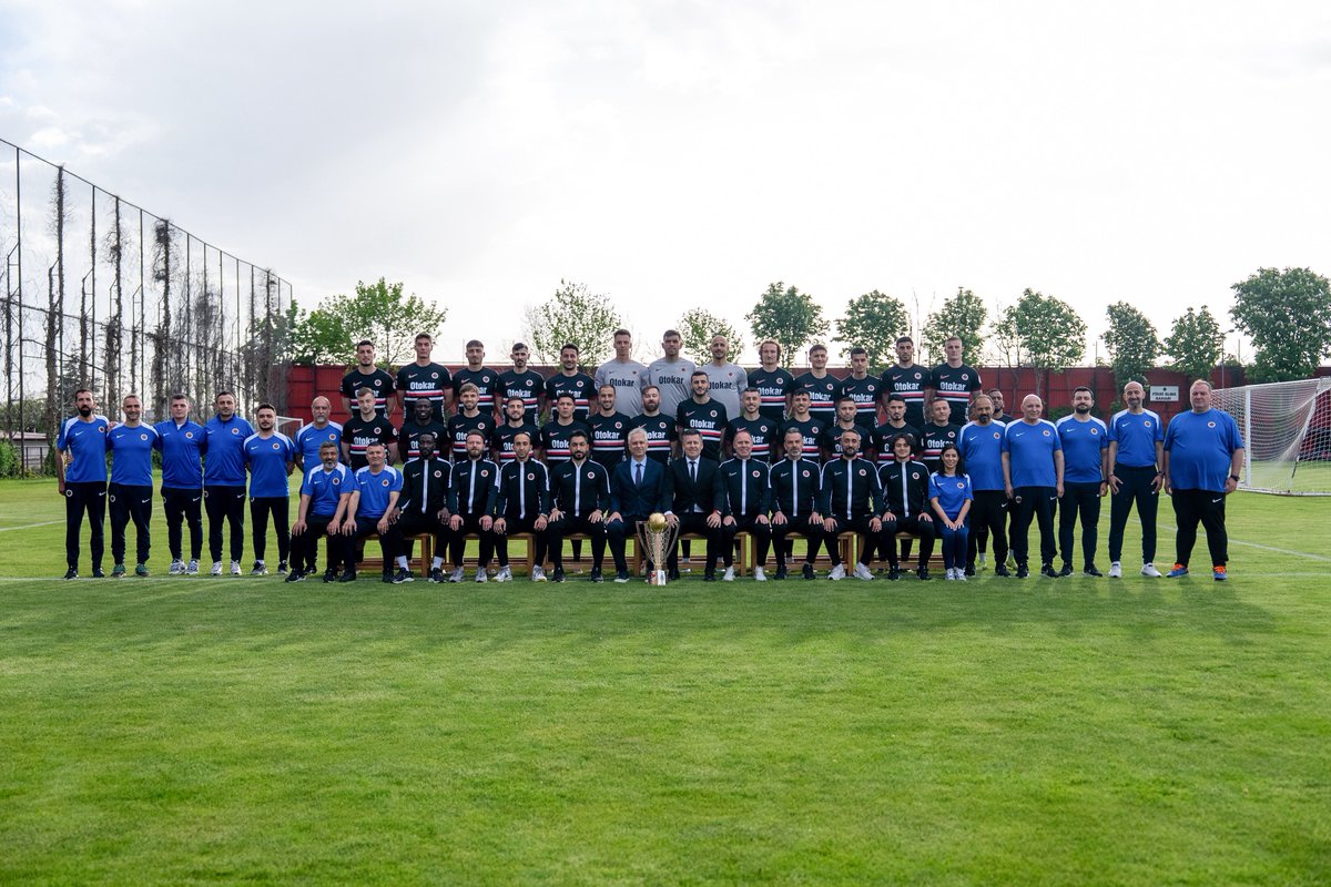 Gururla, Şerefle, Cumhuriyetin Parlayan Yıldızı… 

İşte Şampiyon Gençlerbirliği Ailesi.  

#KırmızıKaraGeliyor 🏆