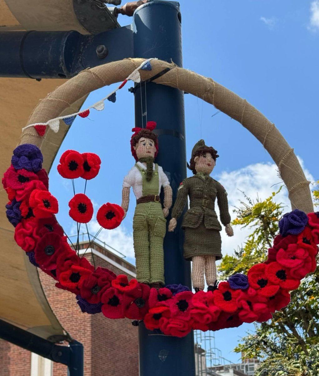 Some lovely creations spotted in Felixstowe, Suffolk. 🫡 ❤️

Source: Sue Gigli (UK Post Box Toppers and More Group)
