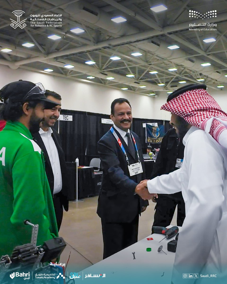 Saudi_RRC's tweet photo. بكل فخر وسعادة، تشرّفنا باستقبال نائب القنصل العام في القنصلية العامة للمملكة العربية السعودية في هيوستن، الأستاذ نايف الشمري، خلال #بطولة_فيكس_العالمية_للروبوتات_2025، كخطوة داعمة ومحفّزة لشبابنا، حيث حضر سعادته بعض المباريات كخطوة تجسّد اهتمام القيادة في دعم الجيل الواعد في المناسبات العالمية. 🇸🇦🦾

With pride and joy, we were honored to welcome Vice Consul General at the @KSAconsulateHOU, Mr. Naif Alshammari, during the #VEXWorldChampionship2025, as a gesture of support and encouragement for our youth. His presence at select matches reflects the Kingdom’s commitment to empowering the next generation on global stages. 🇸🇦🦾

#المنتخب_السعودي_للروبوت #الوعد_دالاس #بيننا_أبطال #السعودية

#SaudiRobotics #VEXWorlds #KSA