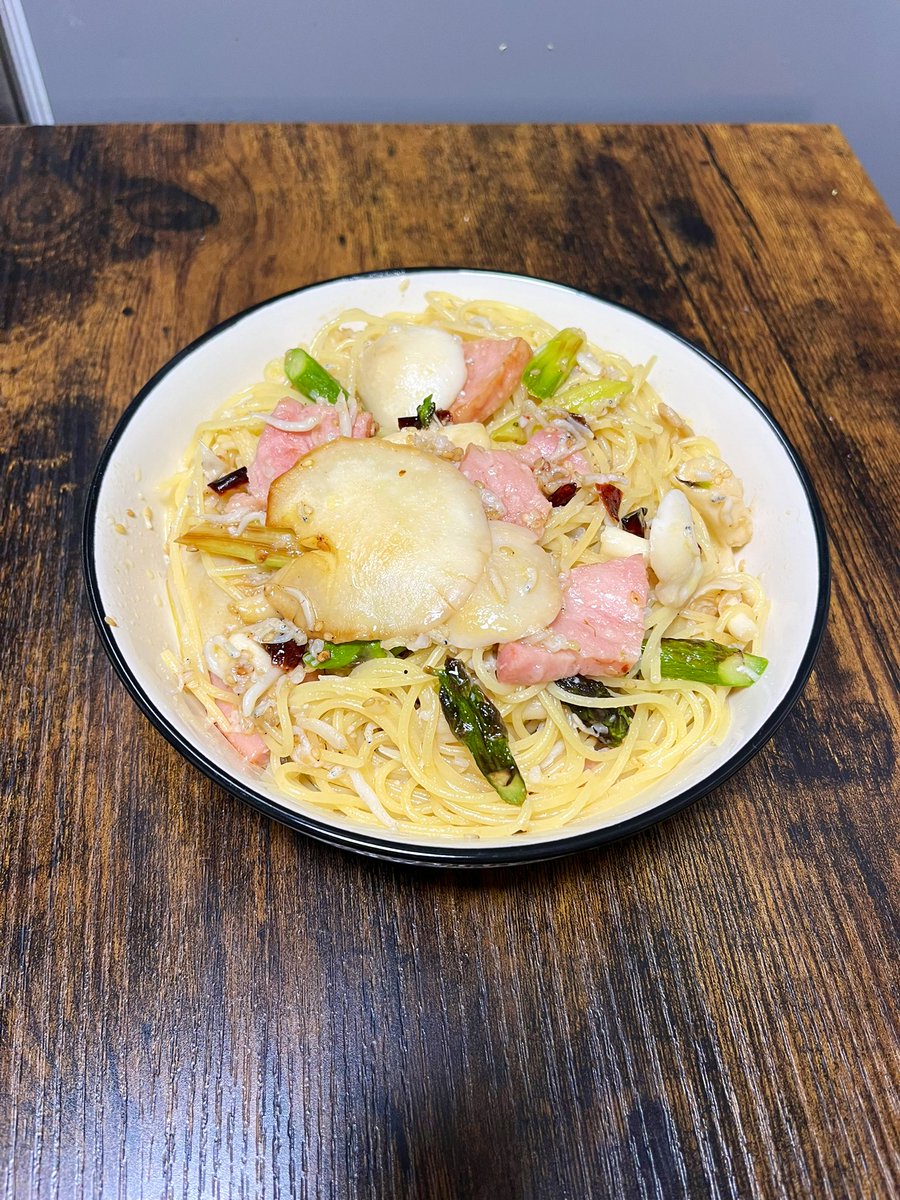 先日おっきなフランスパンをいただいたので、アヒージョにしたりフレンチトーストにしたり、あと画像載せれなかったけどポタージュに付けたりして美味しくいただきました🤤

アヒージョで残ったオイルでペペロンチーノも🍝

おいしいって幸せー！！！！！

#料理