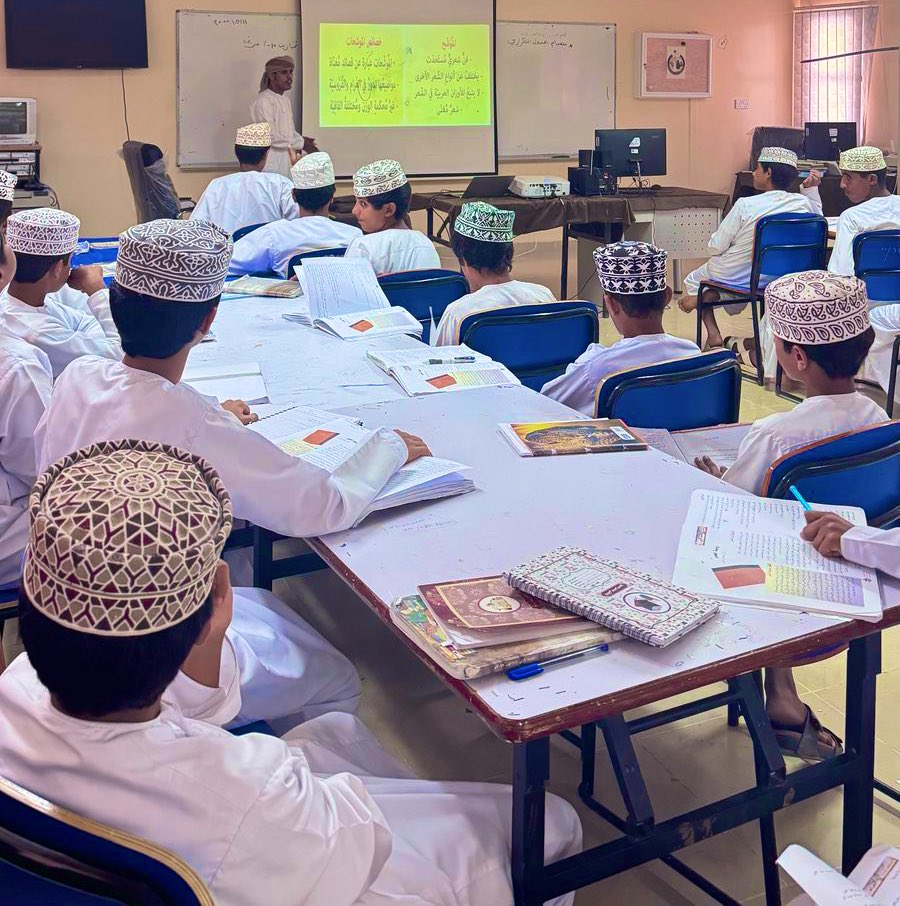 بإستخدام الوسائل التقنية الحديثة ، قدّم الأستاذ/ صبيح الزرعي حصة نموذجية في مادة اللغة العربية للصف التاسع استعرض فيها الأهداف المبدئية للدرس متبعًا عرضًا وشرحًا مميزًا للدرس الأدبي “هل درى طِبّي الحُمى؟”، في تجربة تعليمية تفاعلية وثرية .
#تعليمية_جنوب_الشرقية #اللغة_العربية