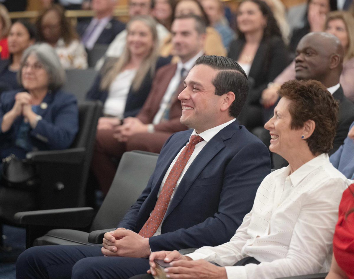 USAmbassadorPAN's tweet image. Hoy es el día de las madres en Estados Unidos y en muchos países alrededor del mundo.
¡Feliz Día de las Madres a todas las increíbles mamás, en especial a mi mamá maravillosa!
¡Les deseo a todas un gran día junto a sus familias!
