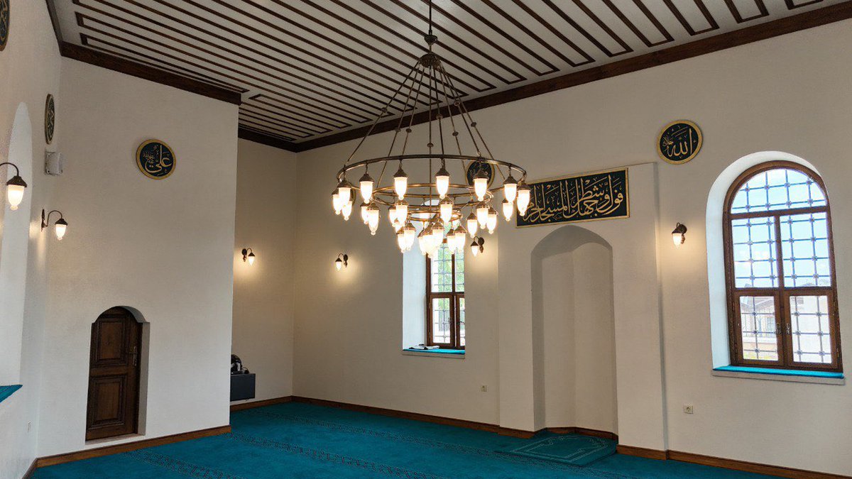 Fatih’in köklü tarihine sessizce eşlik eden Hacı İlyas Mescidi, asırlık suskunluğuna veda etti.

Alaca Mescidi olarak da bilinen Hacı İlyas Mescidi, ihya sürecinin ardından yeniden ibadet hayatına kavuştu.

Kültürel mirasımıza sahip çıkmaya devam ediyoruz.

#MirasFatih