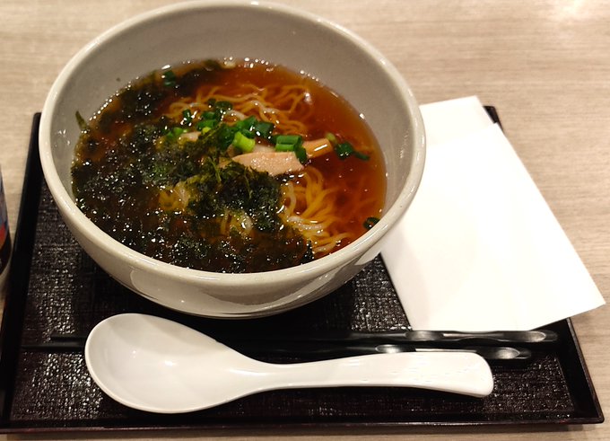 夜鳴きそばサービスを受け。シンプル故に嬉しいこの夜帯のラーメン(^_^) 