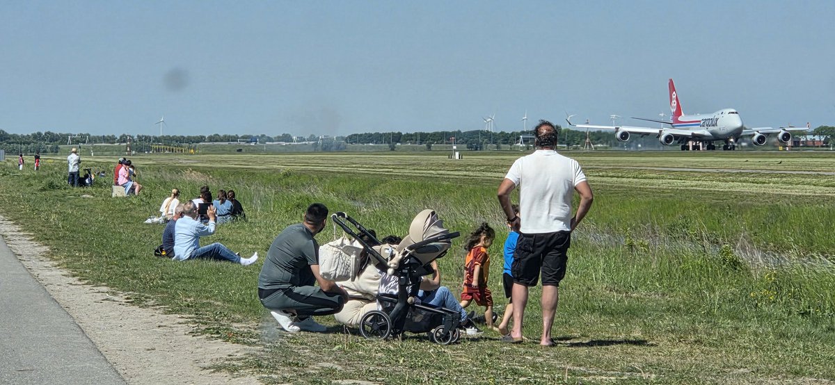 Het is weer goed vertoeven langs de Polderbaan <a href="/Schiphol/">Schiphol</a> Hier zitten de toeschouwers lekker in het gras naast Polderbaanpad. Maar wist u dat er achter Polderbaanpad een fietspad ligt met een historisch tintje??