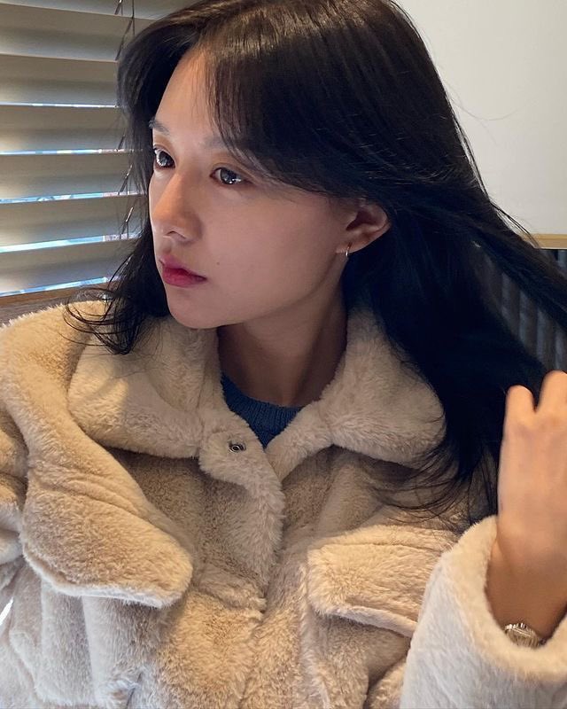 이때 김지원이 세상 비주얼 혼자 맡음