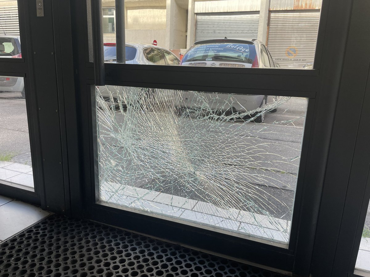 ldupin's tweet image. 🚨 alerte @CDHabitat et @VilledeNice : en 2023 je vous signalais des tags dans l’immeuble #LesMuguets au 6 rue Gaston Charbonnier… ils y sont toujours 😳
Et depuis 1 semaine le verre de la porte d’entrée brisé et non sécurisé. On veut ce #SaintRoch là @anthony_borre ?