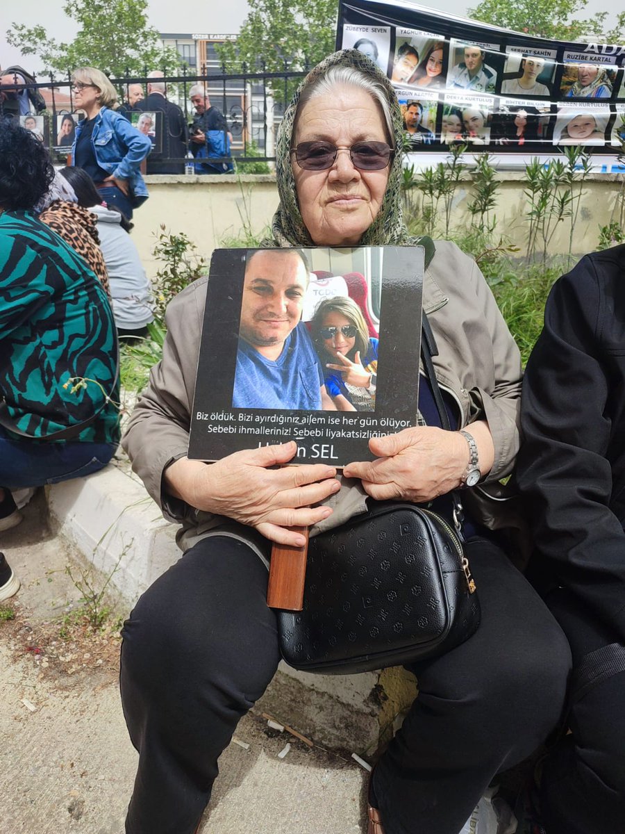 Canım annem, 75 yaşında her duruşma her yürüyüşte hiç yorulmadan adalet için mücadele etti.Anneler gününü,yaşadığı her günü O'na zehir ettiniz.Ne zaman mutlu bir gün yaşamak istesek hep göz yaşlarında Ardam ve abim var. Keşkelerle dolu hıçkırıklar.Göz yaşında boğulun