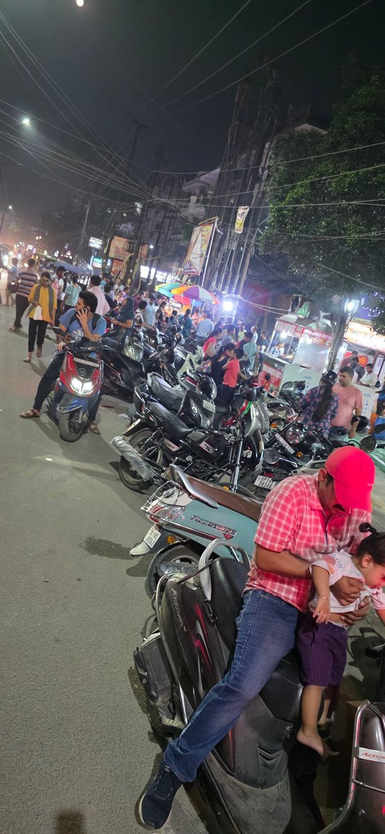 Advpintukumar's tweet photo. @DCPTHindonGZB @Uppolice @UPPViralCheck ĺशालीमार गार्डन के गोलगपे या दोसा की दुकान में ट्रैफिक को कोई नियम या कोई पार्किंग नहीं पुलिस कार्रवाई https://t.co/F0DNVGvzhR