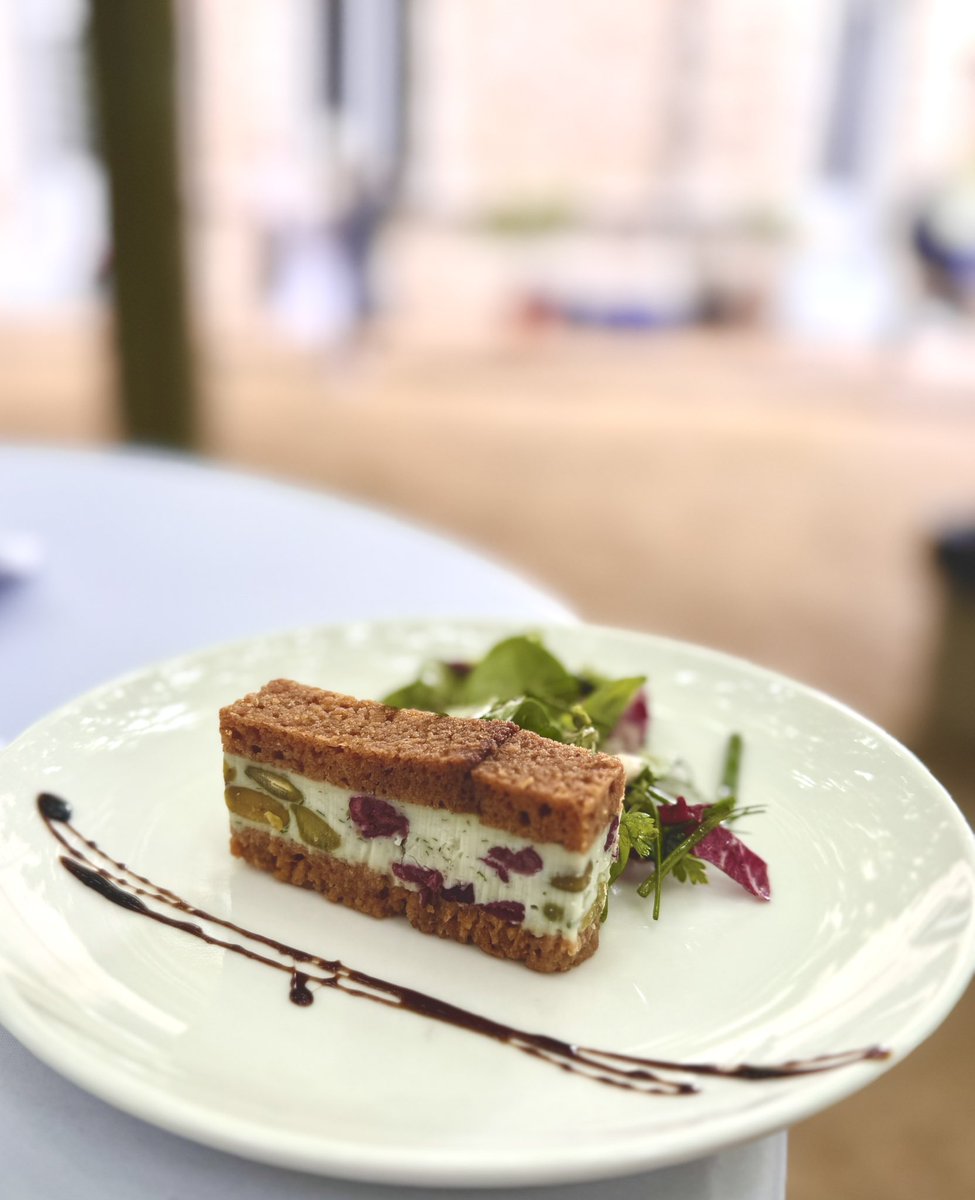 Terrine de roquefort et tomette du Salagou au pain d’épices servis dans le somptueux parc de la villa des Chardons par les équipes du traiteur Grand…