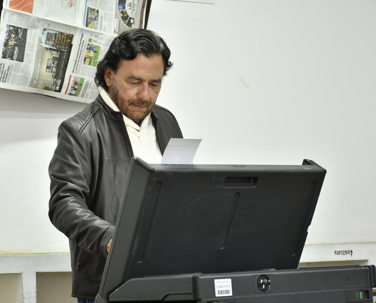Voté en el Instituto San Andrés N°8225, con la convicción de que la democracia se fortalece con la participación de cada uno de nosotros 🗳️

Me llena de orgullo ver a los salteños acercarse a las urnas con esperanza y compromiso, defendiendo nuestro derecho a elegir y