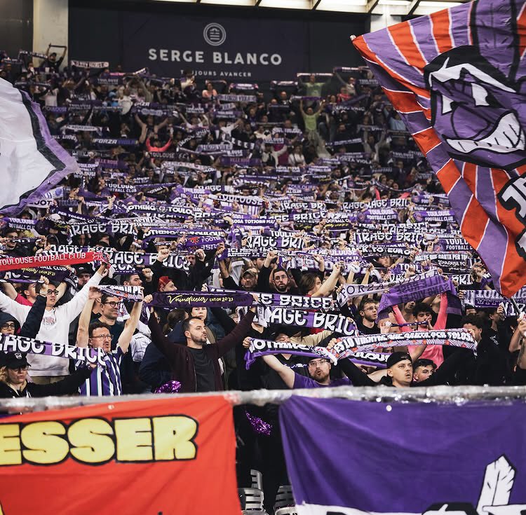 ⚪️🟣 TOULOUSE vs LENS 🔴🟡

•Affluence: 27 931
•Capacité: 31 739

•Taux de remplissage : 88%

Toulouse vient chercher le record d’affluence moyenne de son histoire cette saison, pour la 2ème année consécutive  (26 146 vs 25 808)💥🤩

📸 <a href="/ToulouseFC/">Toulouse FC</a>