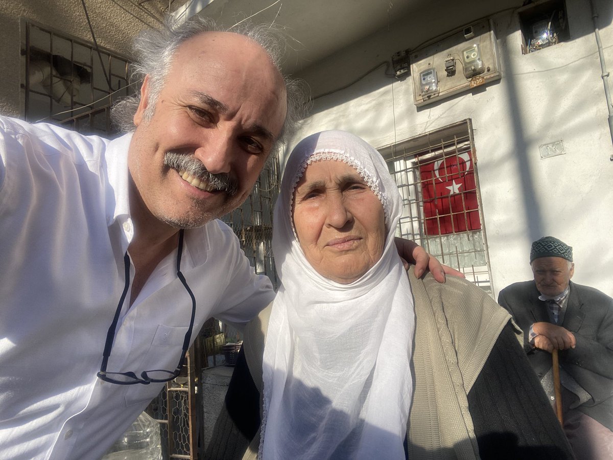 Çukurovanın ilk kadın traktör şöförü, elinde çapa tarlasında bir kadın benim annem… Herkesin anası kutsaldır…🧿🧿🧿