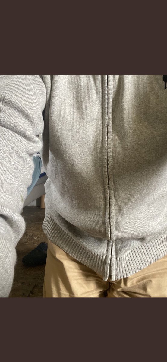 mon toutou jean ( le faible ) se met à genoux devant sa déesse de 18 ans 
#soumis #findom