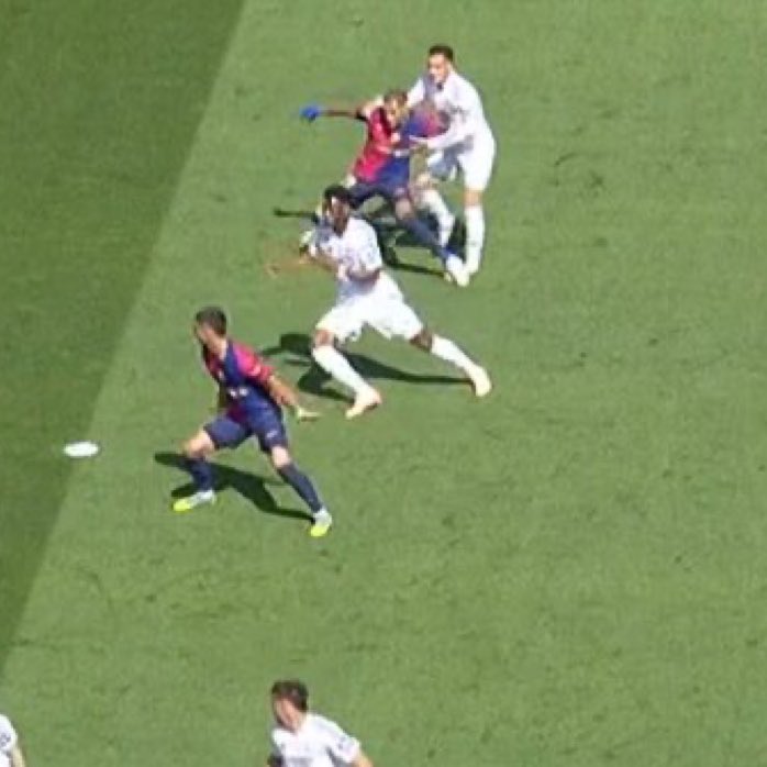 🚨RESUMEN ESCANDALAZO HERNÁNDEZ HERNANDEZ 🚨

-FALTA a Lamine Yamal gol Mbappe 

- PENALTI de lucas Vázquez a Raphinha

- ROJA PERDONADA a Tchouameni 

❌NI ROBANDO

#BarcelonaRealMadrid