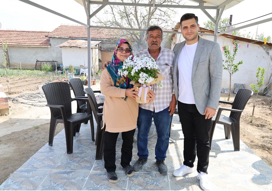 Kaymakamımız Sn. İsmail ŞANAL Anneler Günü vesilesiyle Şehit Neşet GÖK’ün kıymetli ailesini ziyaret etti. Başta Şehit ve Gazi Annelerimiz olmak üzere, tüm annelerimizin anneler günü kutlu olsun.