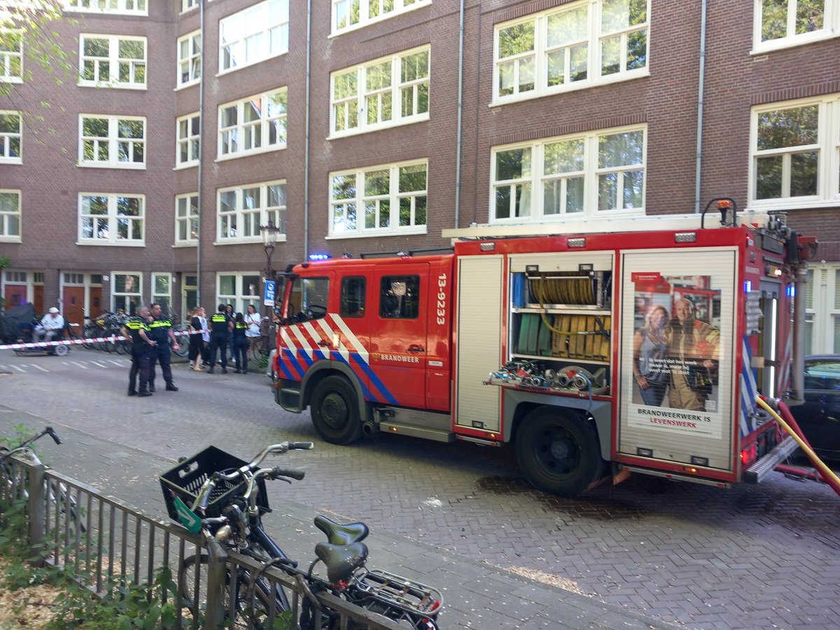GvanGeffen's tweet image. Was tijdje rustiger maar de moord en brand buurt #spaarndammerbuurt maakt zijn naam weer waar @at5 5e brandweerauto gearriveerd