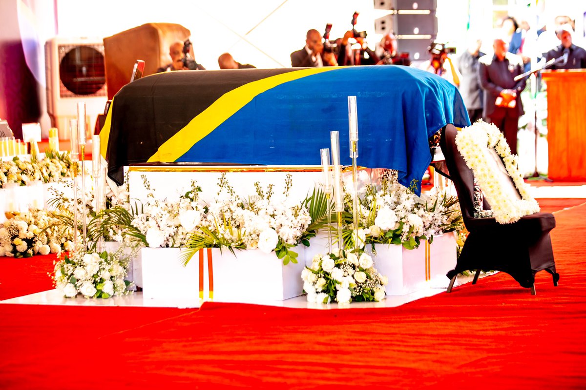 Waziri wa Viwanda na Biashara Mhe.Dkt.Selemani Jafo(Mb) akishiriki kuaga mwili wa aliyekuwa Makamu wa Rais  wa kwanza wa Jamhuri ya Muungano wa Tanzania na Waziri Mkuu Mstaafu Hayati Cleopa David Msuya.

Zoezi hilo limeongozwa na Rais wa Jamhuri ya Muungano wa Tanzania