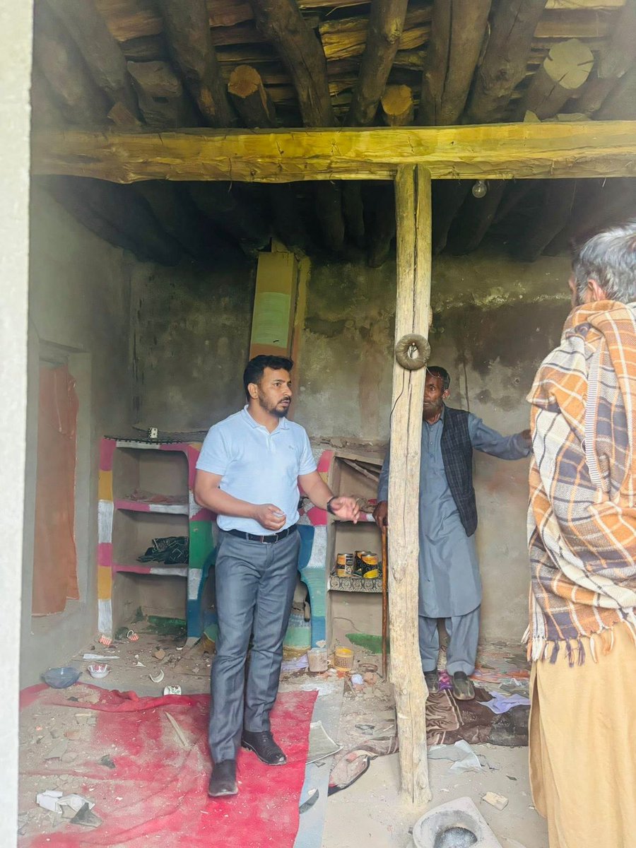 PoonchDm's tweet image. On the directions of Deputy Commissioner Poonch, Tehsildar Mandi, Shri Ashfaq Hussain, visited several villages affected by cross-border shelling including Gali, Pindi, and Jandrola in Tehsil Mandi to assess the extent of damage.