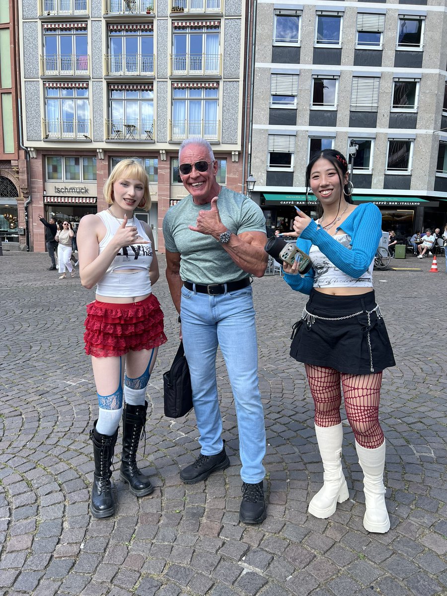 Ich liebe es durch unsere stabile Stadt zu laufen und interessante Menschen zu treffen

Ich wünsche euch einen wunderschönen Sonntagabend und einen guten Start in die neue Woche.
Vielleicht dürfen wir uns heute noch über drei Punkte im Waldstadion freuen
Bleibt gesund und stabil