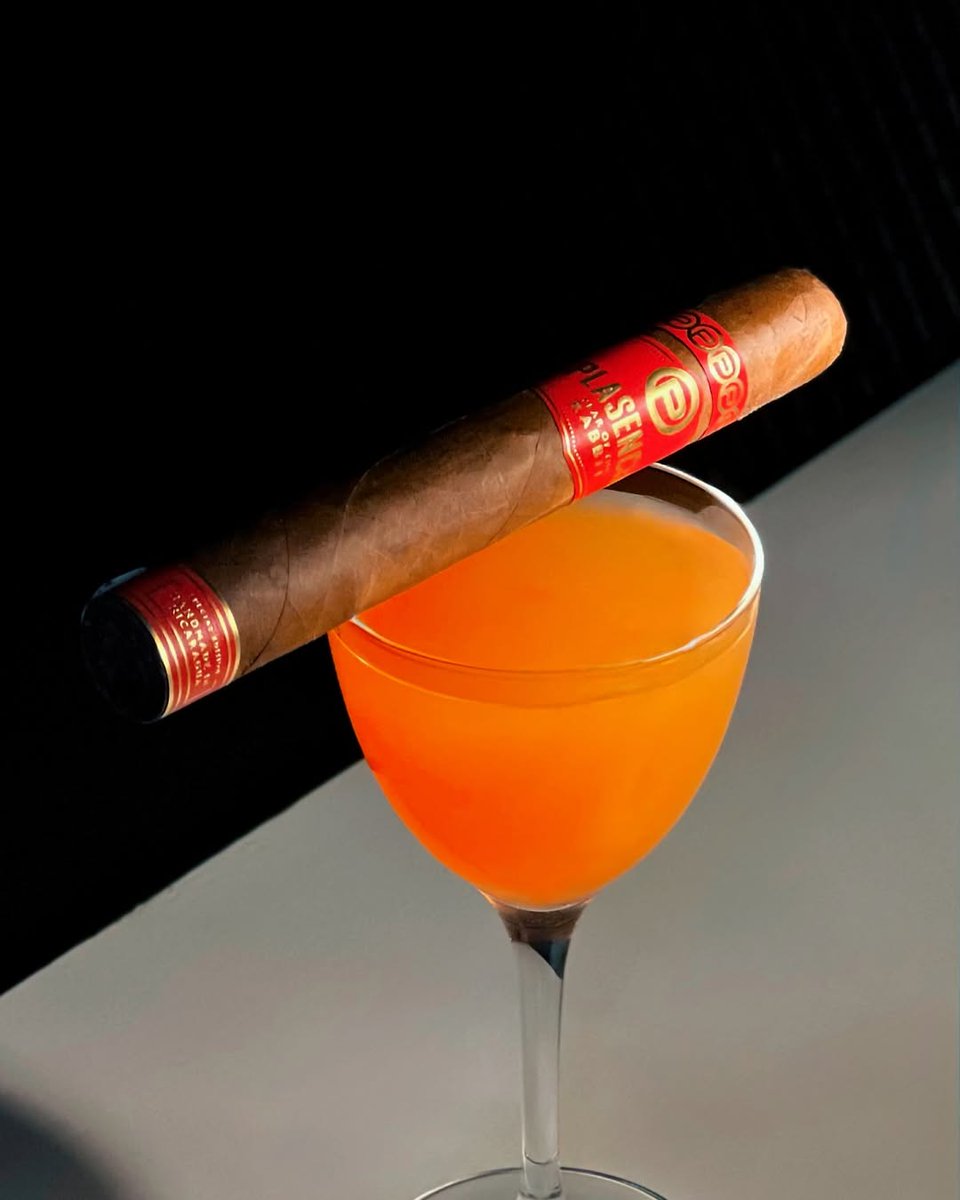 Today we raise a glass—and a cigar—in honor of the women who taught us the value of slow, intentional moments. Cheers, Moms. ​

📸: @stairs_bar_berlin