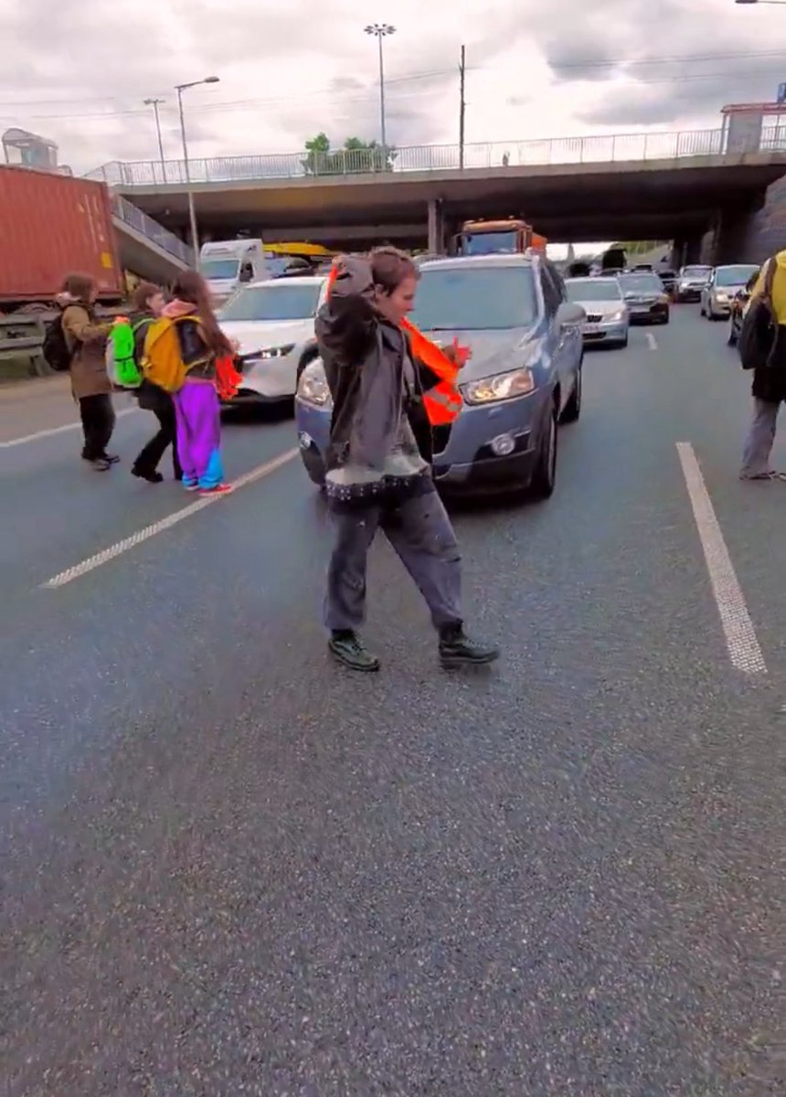 Crypt0Alexand's tweet image. Jak można być takim pajacem? @OstatniePokolen 

Wy naprawdę jesteście idiomami, utrudniacie pracę normalnym ludziom.

Powinni was zamknąć za stwarzanie zagrożenia… 

Lepiej się w Katowicach na drogach mi nie pokazujcie