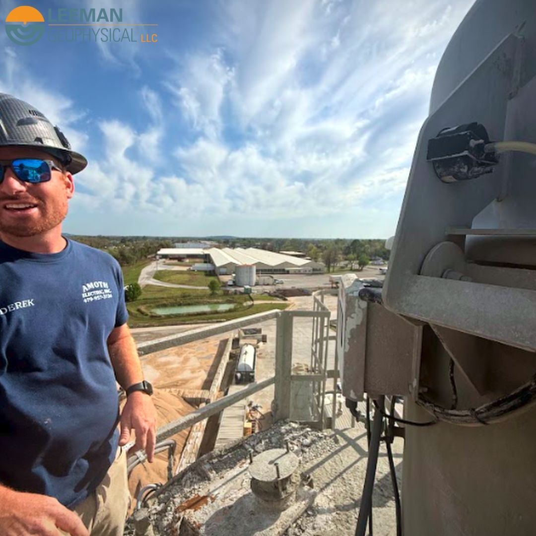 leemangeophys's tweet image. Not every install happens in a clean lab.

We’re 80 feet up on top of a silo with Amoth Electric, installing sensors in the dust, sun, and real-world conditions.

#FieldReady #SensorInstall #IndustrialMonitoring #LeemanGeophysical
